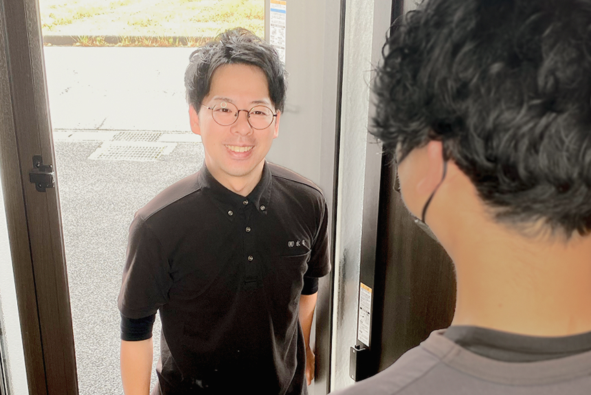 訪問対応中のスタッフ