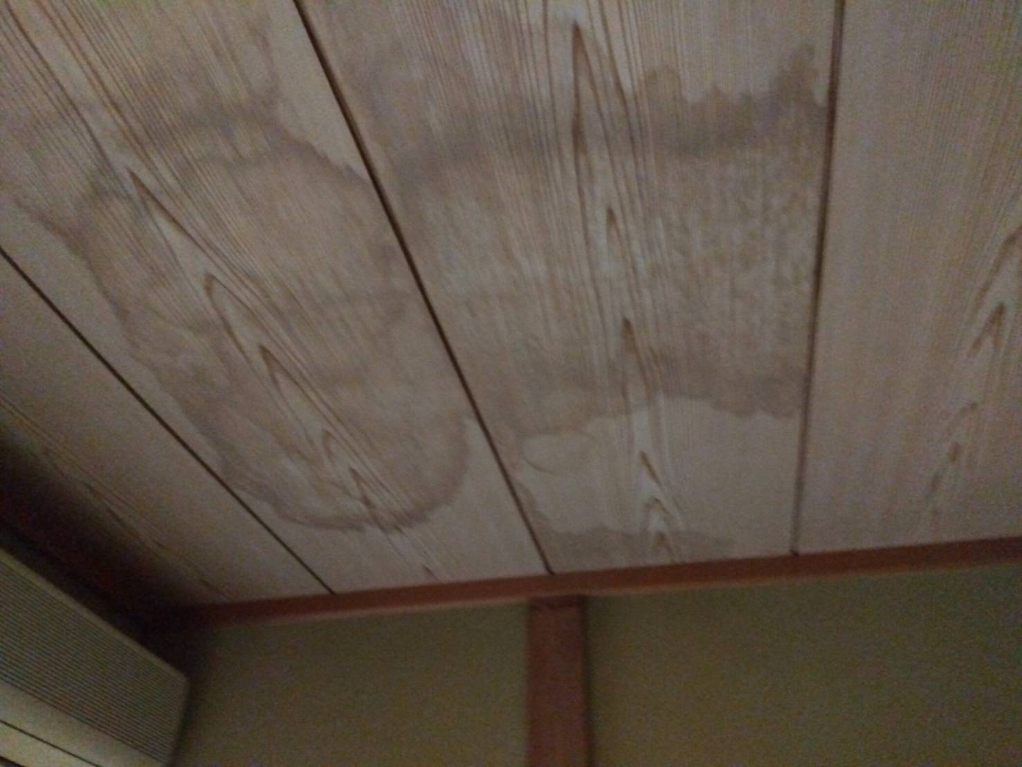 雨漏りで出来たシミ